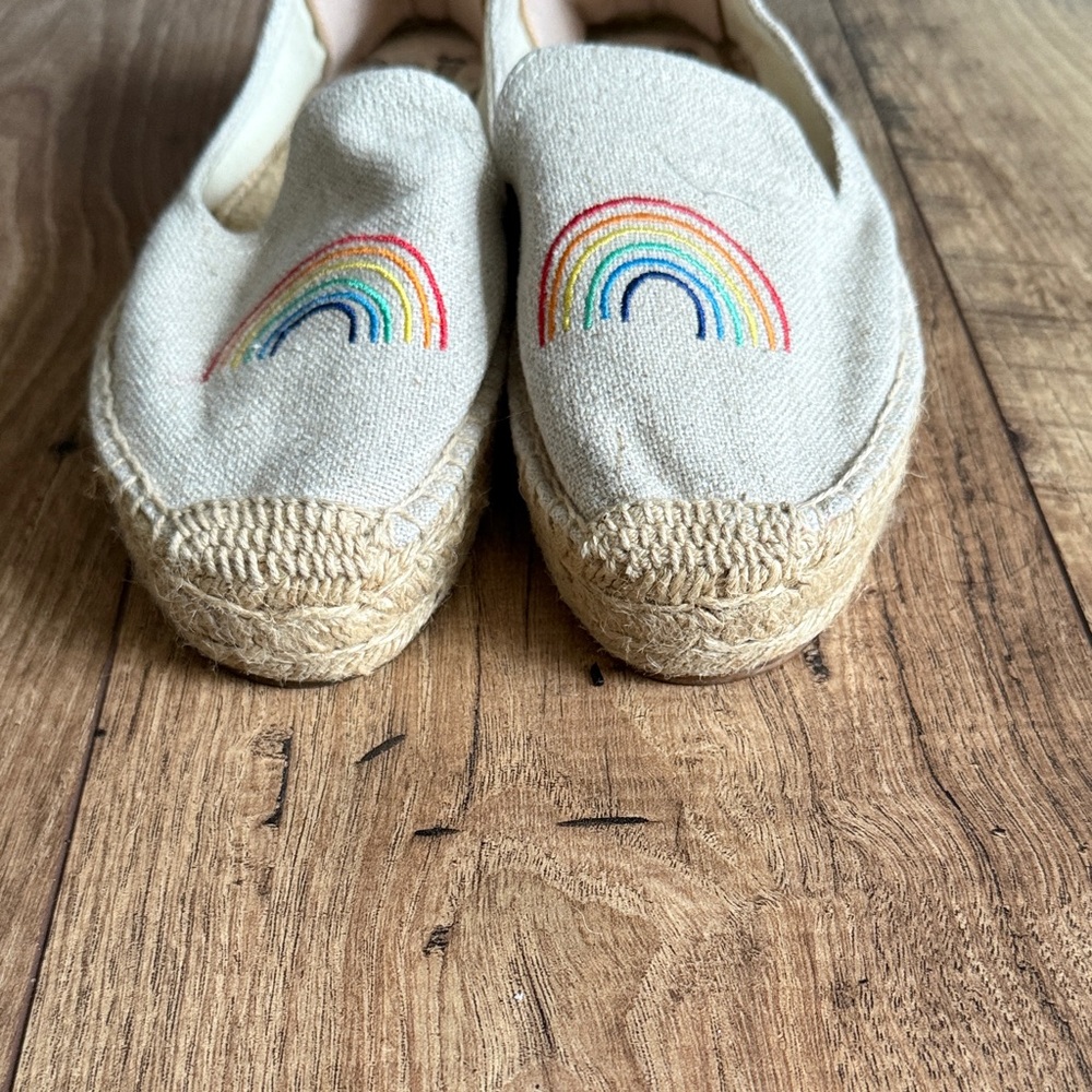 Like new Soludos Light Beige Slippers with Rainbow - Worn once! Women’s size 6.5 - Picture 4 of 10